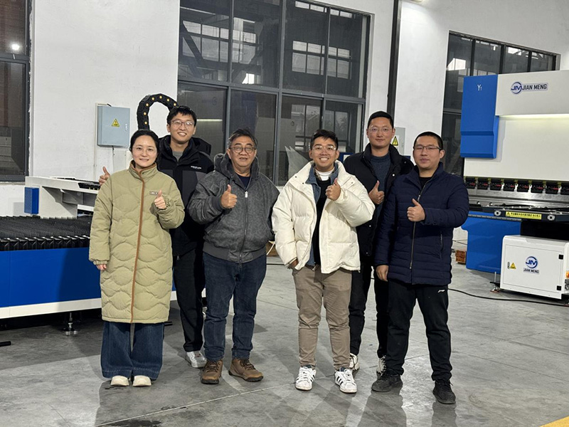 ลูกค้าอินโดนีเซียเยี่ยมชมโรงงานของเราเพื่อรับอุปกรณ์และการท่องเที่ยวเว็บไซต์ของผู้ใช้สุดท้าย